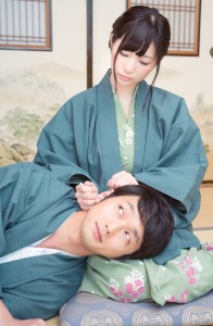 妻に耳かきしてもらう夫