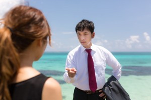 刑事風の男が女性に詰め寄る